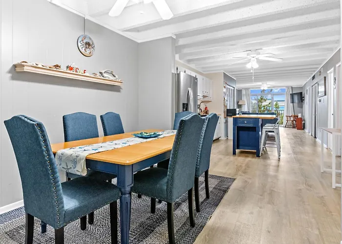 Family-friendly 3br On 77th St Pool, Balcony & Walk To Holiday home *