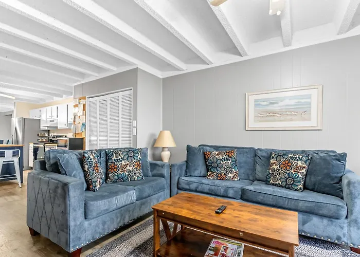 Family-friendly 3br On 77th St Pool, Balcony & Walk To Holiday home