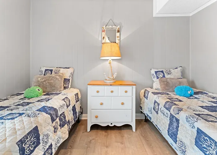Family-friendly 3br On 77th St Pool, Balcony & Walk To Holiday home Ocean City
